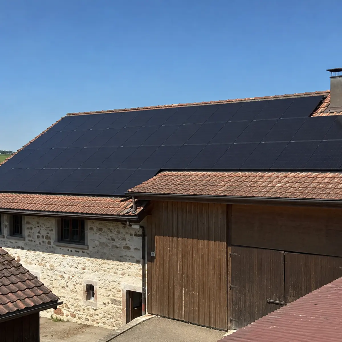 Panneaux photovoltaïques installés sur une ferme rénovée de la Broye